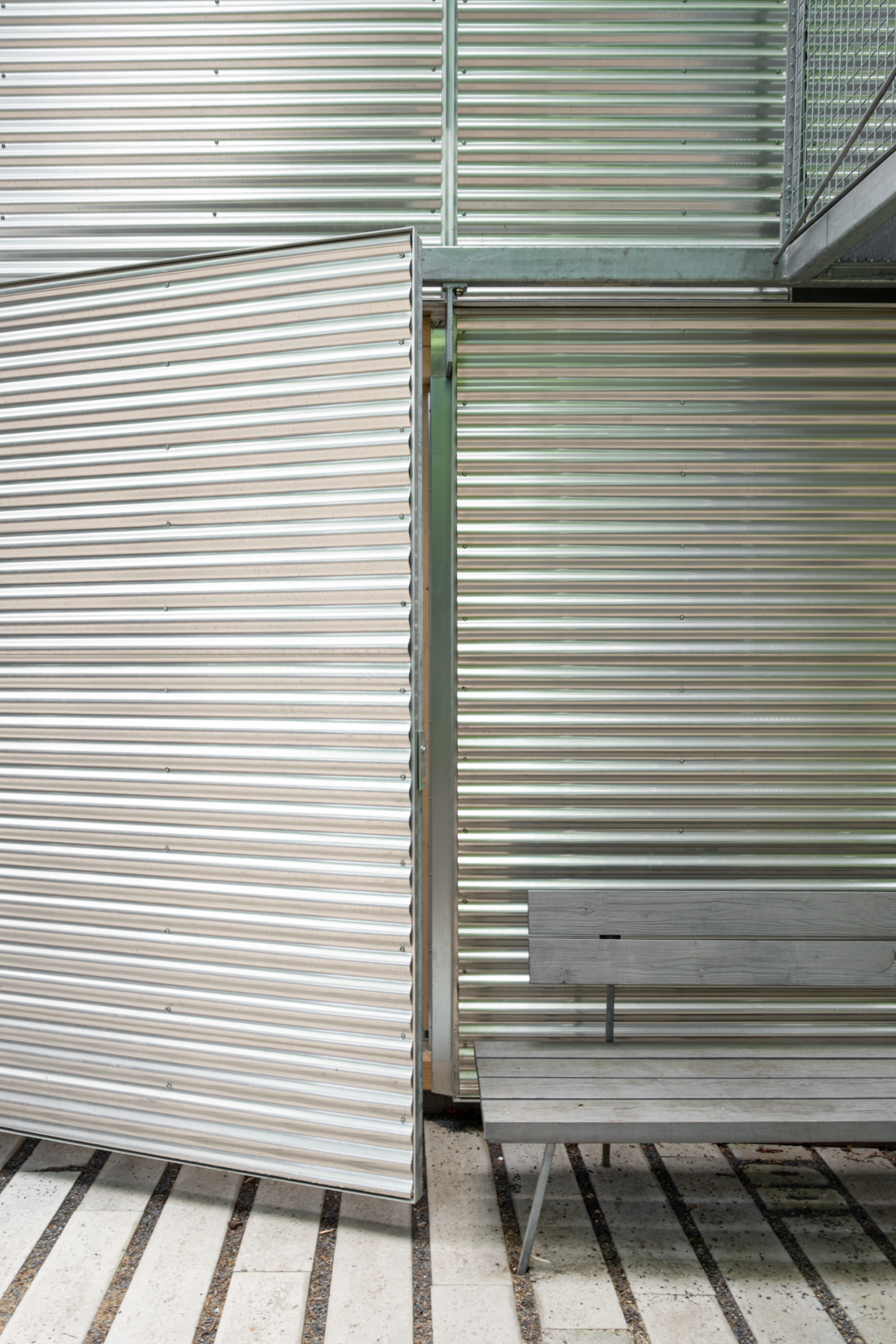 Fassade Aluminium Wellprofil hinterlüftet - Aretz Dürr Architektur Köln