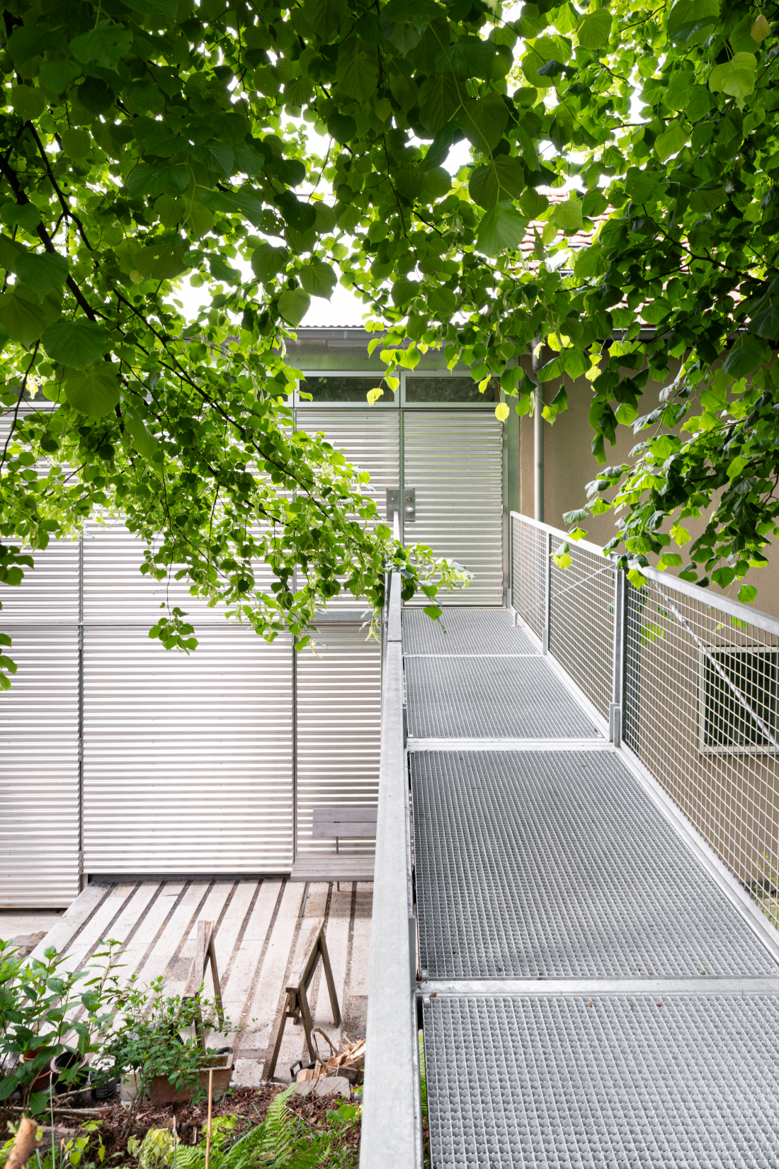 Eingang über Gitterroststeg - Aretz Dürr Architektur Köln