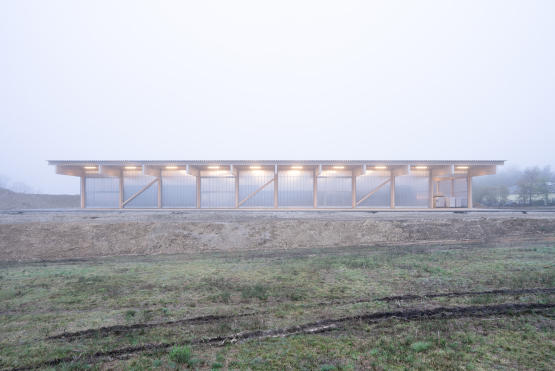 Beleuchtete Polycarbonat Fassade im Nebel - Aretz Dürr Architektur Köln