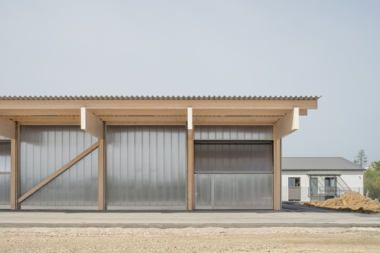 Sektionaltor in Polycarbonat Fassade - Aretz Dürr Architektur Köln