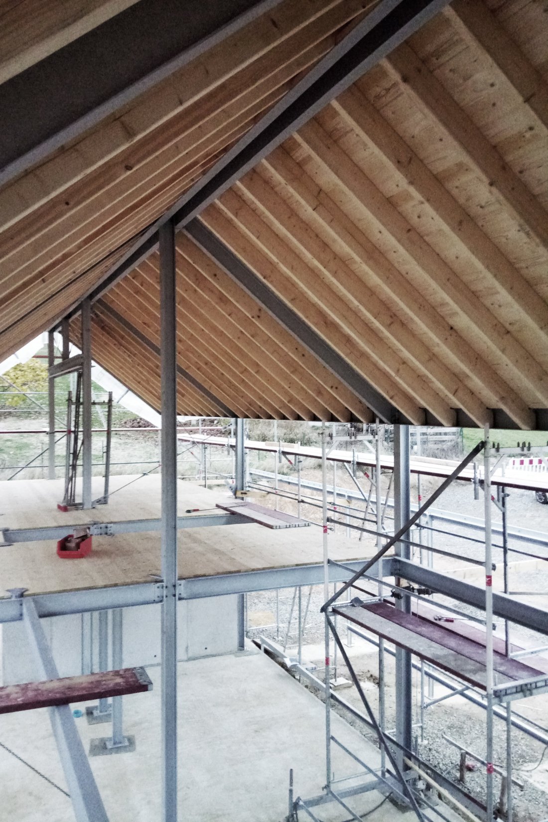 Montage der Holzbalkendecke Wohnhaus in Oberberg - Aretz Dürr Architektur Köln