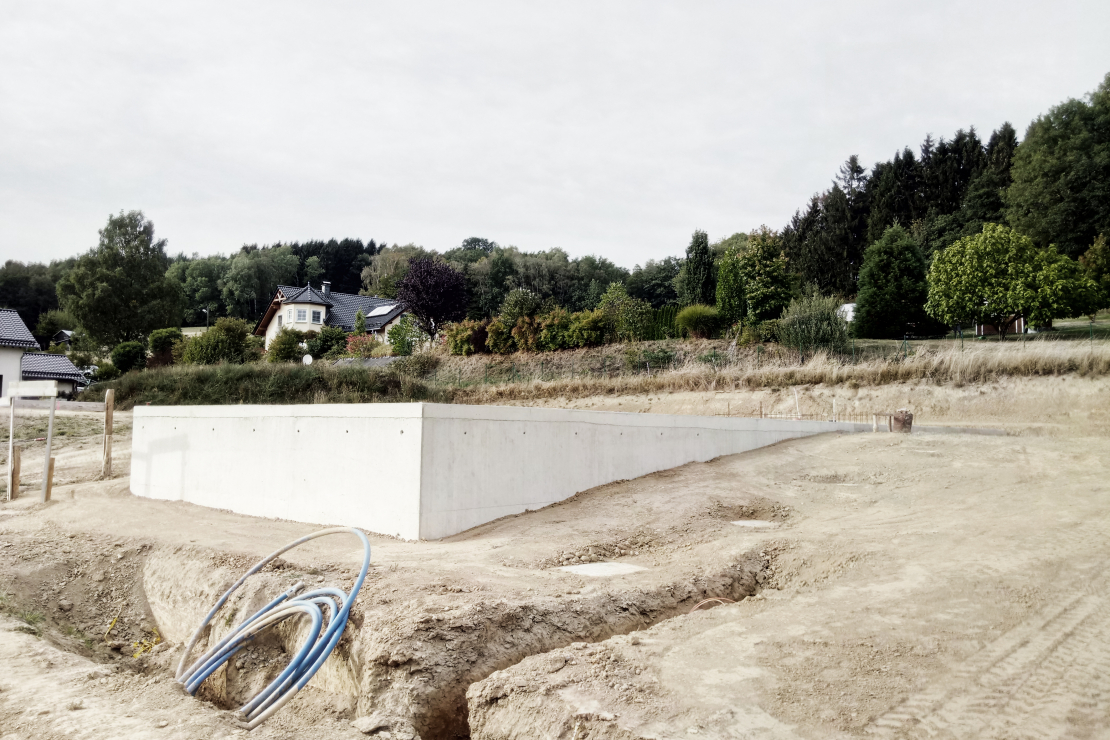 Rohbau des Stahlbetonsockel Wohnhaus in Oberberg - Aretz Dürr Architektur Köln