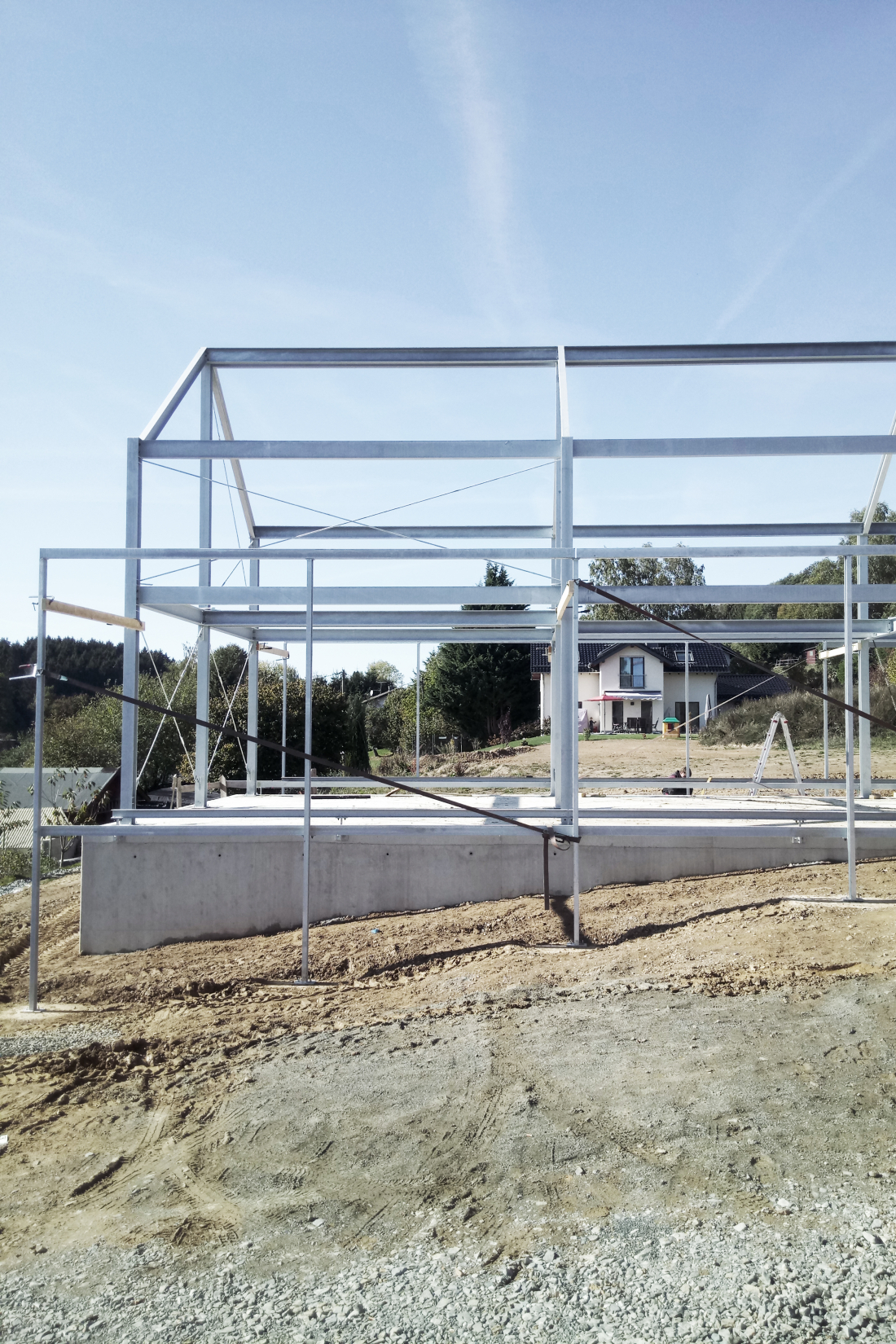 Die feuerverzinkte Stahlkonstruktion wird mittels Baukran und Hebebühne auf dem Stahlbetonsockel montiert.
